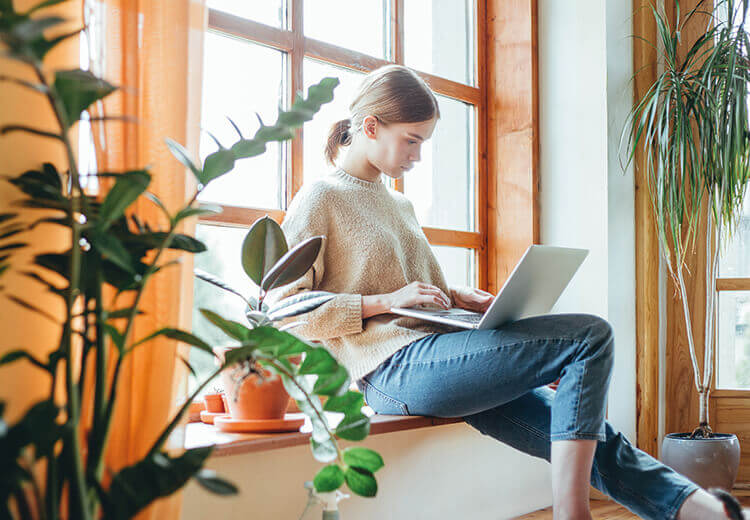 woman comparing energy tariffs online using her laptop